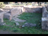 00404 ostia - regio ii - insula ii - terme dei cisiarii (ii,ii,3) - raum (h) - vorne li reste einer bar - bli ri osten - 01-2024.jpg